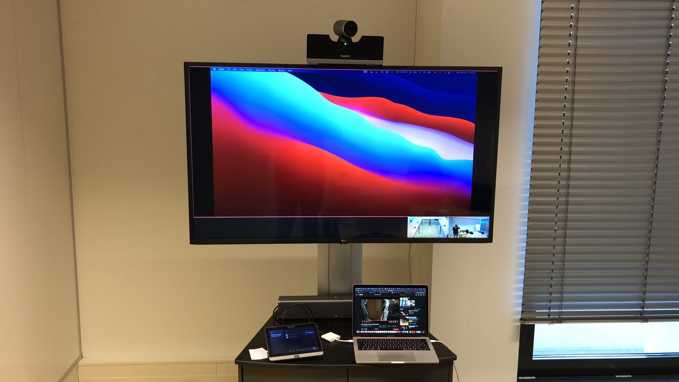 Opstelling van een meeting via een tv scherm met Yealink apparatuur.