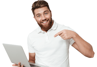 Een lachende man die een laptop in zijn hand vasthoudt.